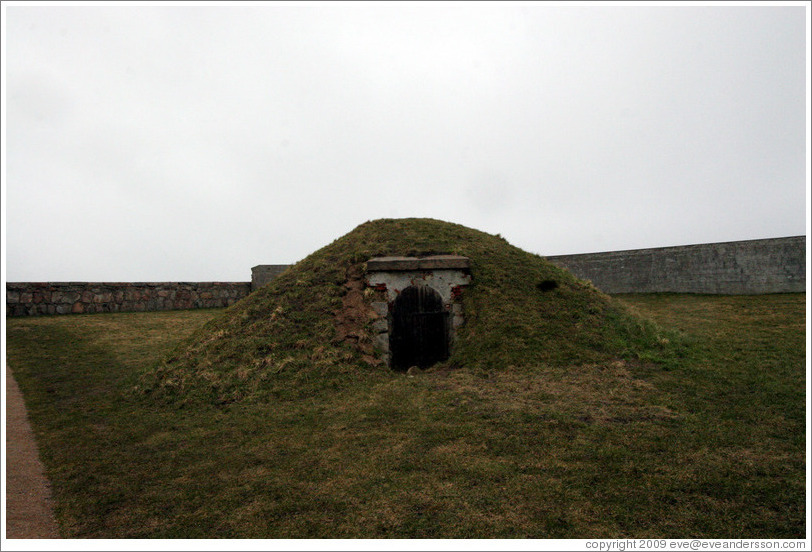 helsingor-kronborg-castle-green-mound-w-door-large